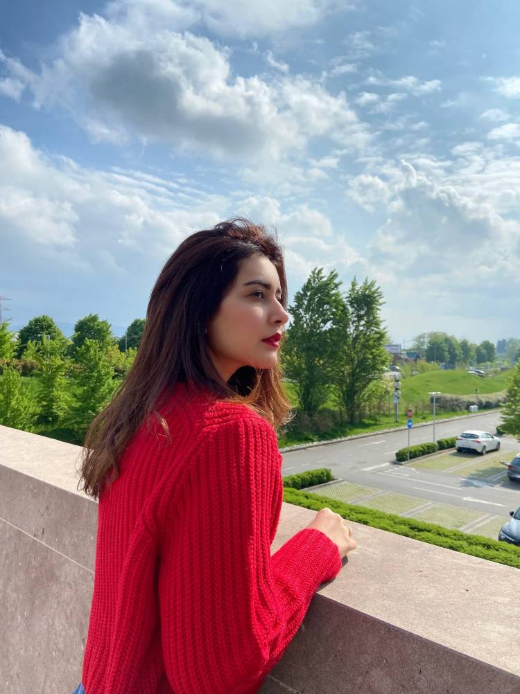 #RaashiiKhanna enjoys the cool breeze, looks ravishing in red!  