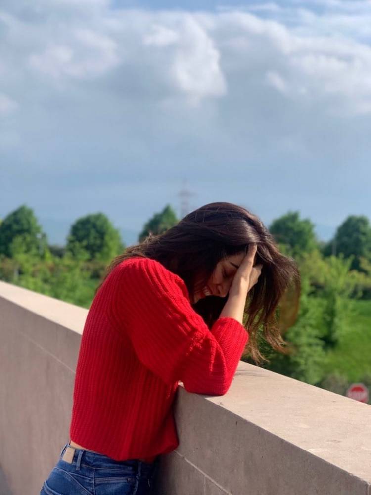 #RaashiiKhanna enjoys the cool breeze, looks ravishing in red!  