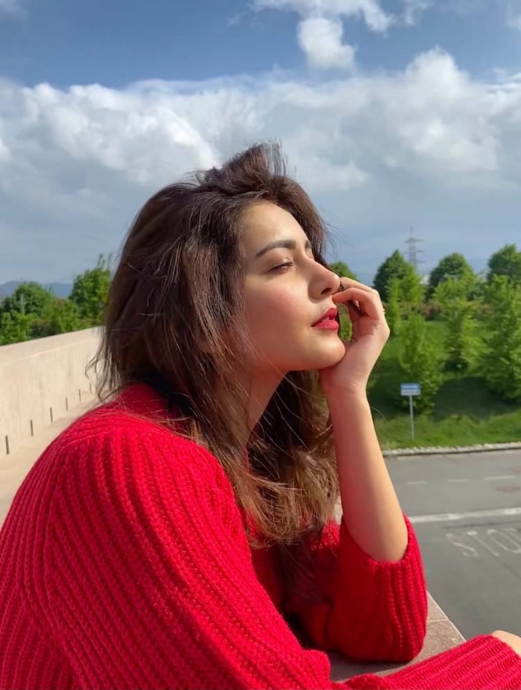 #RaashiiKhanna enjoys the cool breeze, looks ravishing in red!  