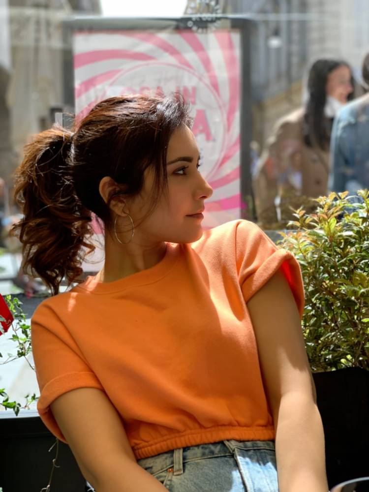 #RaashiiKhanna looks as pretty as a picture in this orange Tee.