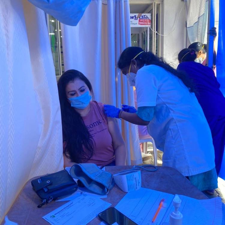 Actres சோனா கொரோனா தடுப்பூசி இன்று போட்டுக்கொண்டார்