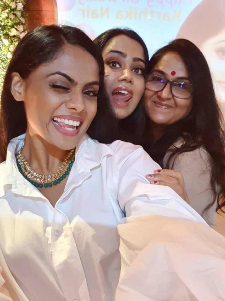 Actress @KarthikaNair9 celebrated her bday with her family members at home