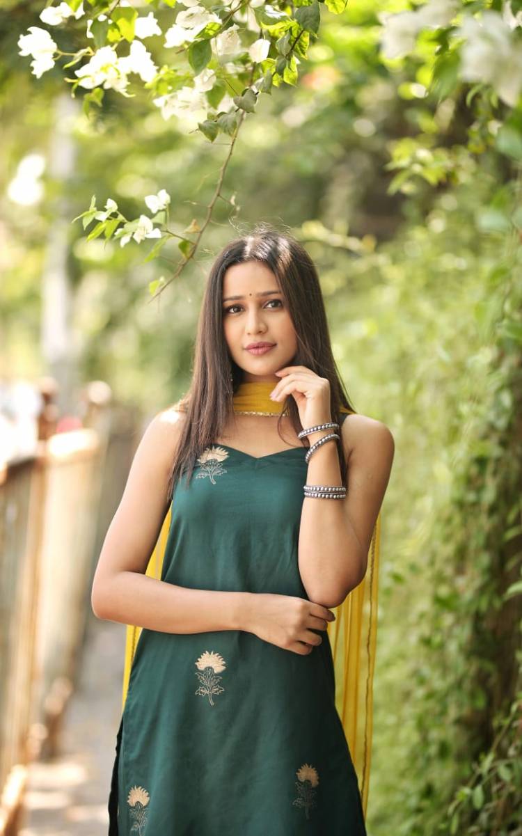 Model and Actress #simrangupta looks stunning in her latest photoshoot stills