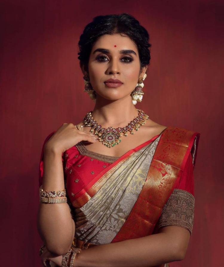 Actress #meenakshigovindarajan  looks like a dream in this ravishing traditional saree