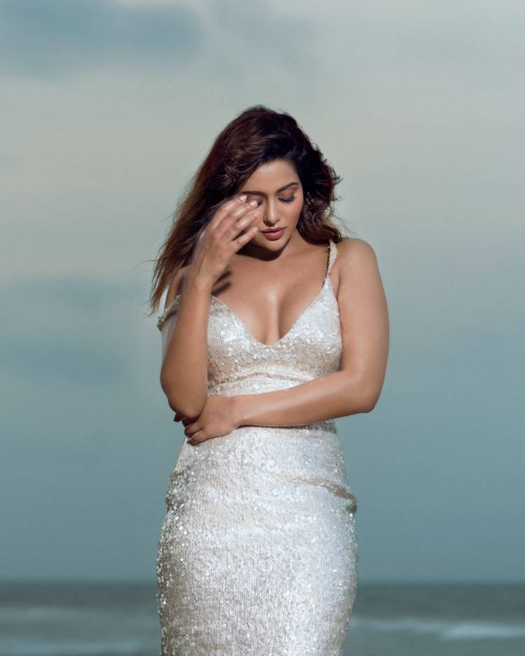 Alluring in white, #RaizaWilson sizzles in these clicks.  