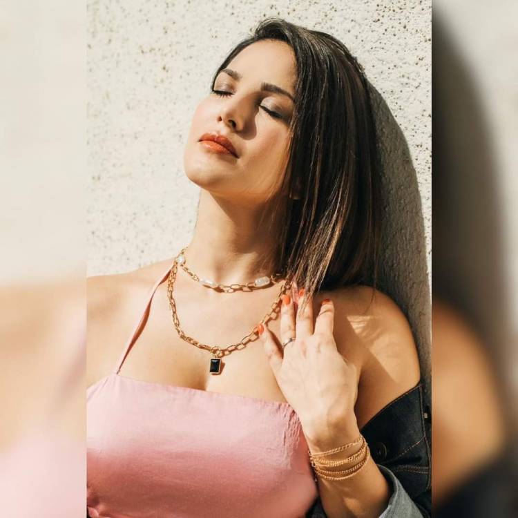 Sunny Leone Feels like Summer