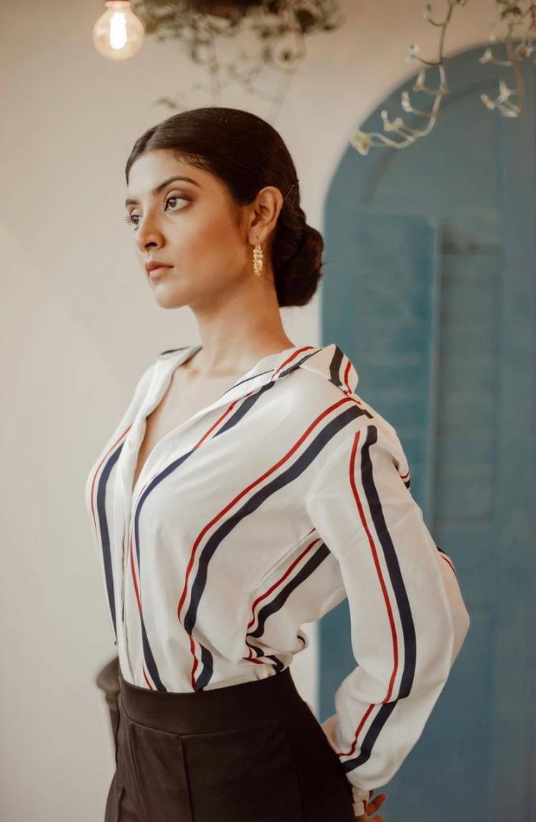 Actress #NivedhithaaSathish is brimming with confidence in these pics from her latest photoshoot !   