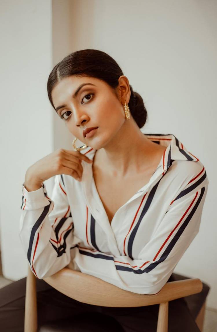 Actress #NivedhithaaSathish is brimming with confidence in these pics from her latest photoshoot !   