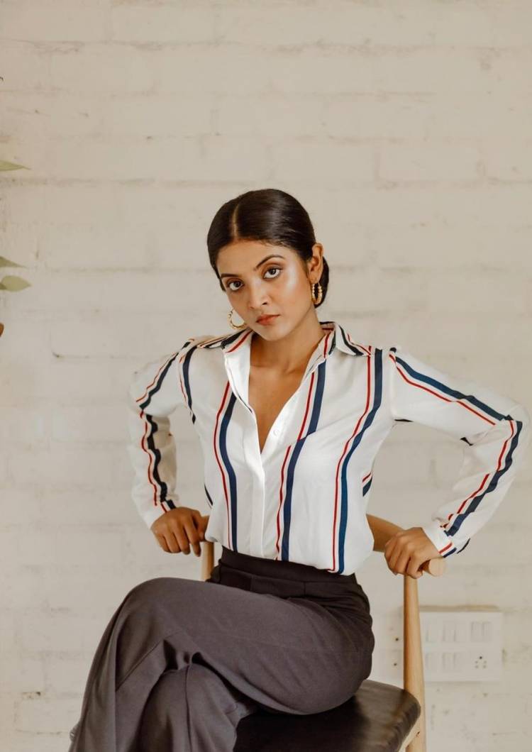 Actress #NivedhithaaSathish is brimming with confidence in these pics from her latest photoshoot !   