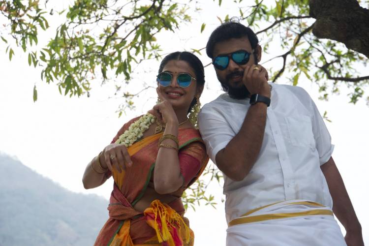 ராஜூ முருகன் தயாரிப்பில் உருவான "கொஞ்சம் பேசு" என்ற ஆல்பத்தை வெளியிட்ட மக்கள் செல்வன் விஜய் சேதுபதி, சிவகார்த்திகேயன் மற்றும் ஜி.வி  பிரகாஷ்*