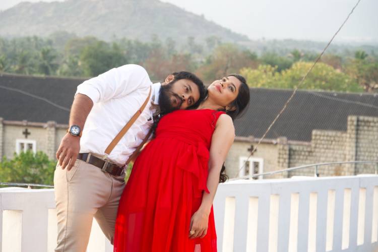 ராஜூ முருகன் தயாரிப்பில் உருவான "கொஞ்சம் பேசு" என்ற ஆல்பத்தை வெளியிட்ட மக்கள் செல்வன் விஜய் சேதுபதி, சிவகார்த்திகேயன் மற்றும் ஜி.வி  பிரகாஷ்*