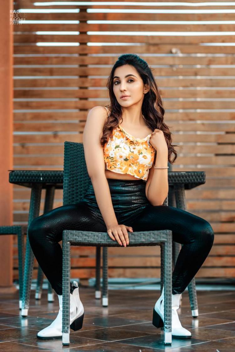 Actress #Parvati looks stunning in this trendy outfit. 