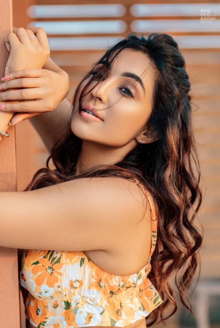 Actress #Parvati looks stunning in this trendy outfit. 