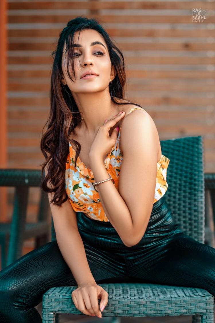 Actress #Parvati looks stunning in this trendy outfit. 