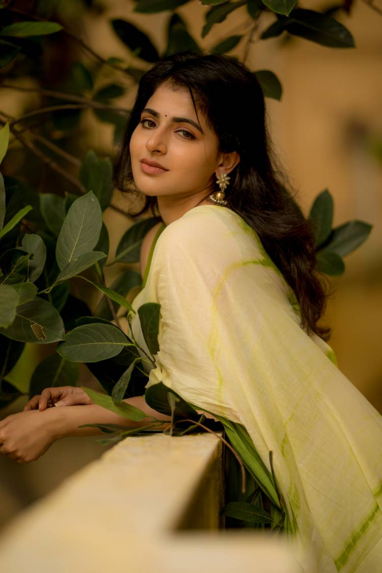 Be it saree or any attire #IswaryaMenon oozes with class & elegance every single time