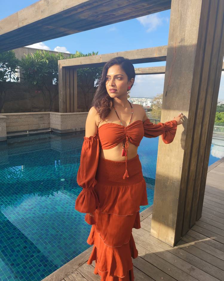 என்னை நானே புதிப்பித்து கொண்டிருக்கிறேன் - அமலாபால் !