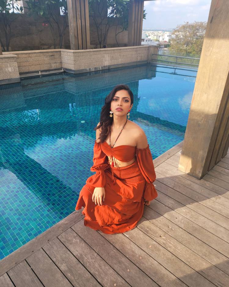 என்னை நானே புதிப்பித்து கொண்டிருக்கிறேன் - அமலாபால் !