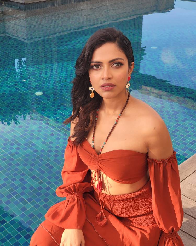 என்னை நானே புதிப்பித்து கொண்டிருக்கிறேன் - அமலாபால் !