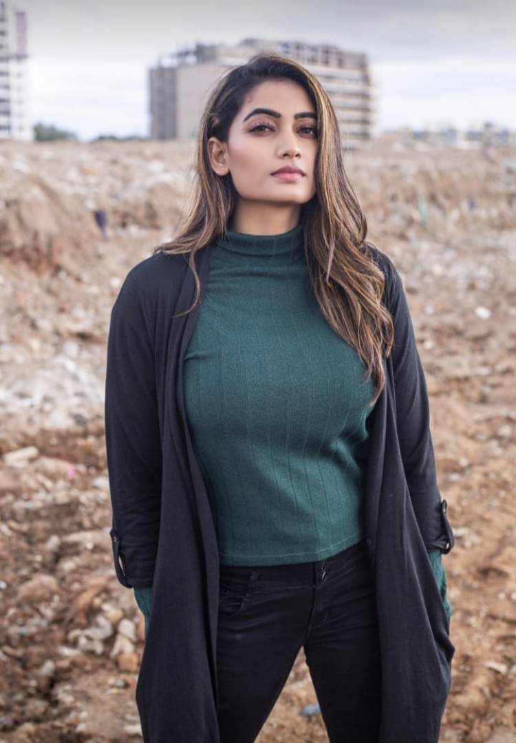 Model and Femina Miss India Chhattisgarh 2018 #SpandanaPalli looks stylish and beautiful in the latest photoshoot stills  