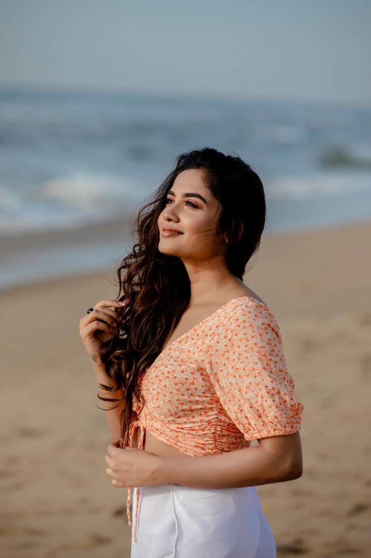 Bright and Beautiful ! Actress @TejuAshwini9 Recent Pics