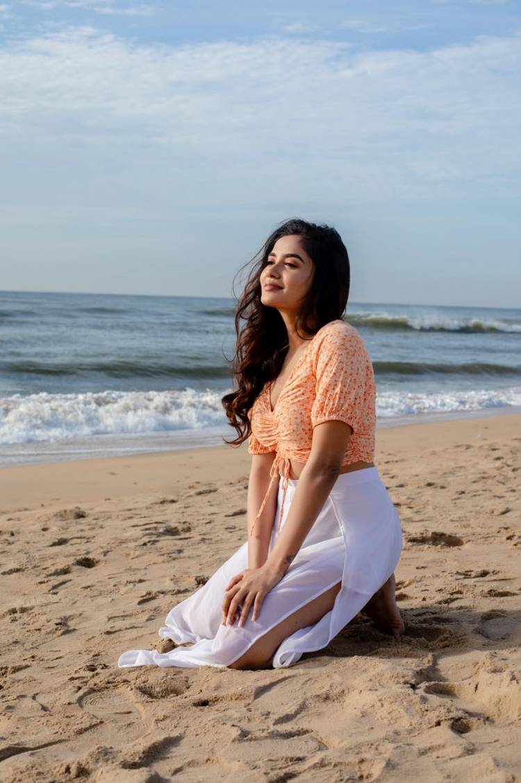 Bright and Beautiful ! Actress @TejuAshwini9 Recent Pics