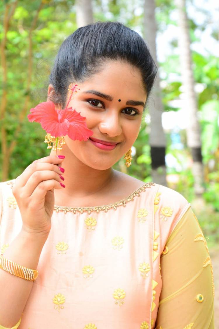 N.M.H இன்டர்நேஷனல் பிக்சர்ஸ் பெருமையுடன் வழங்கும்