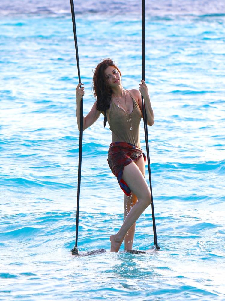 Actress #Vedhika looks gorgeous in her recent pictures. 