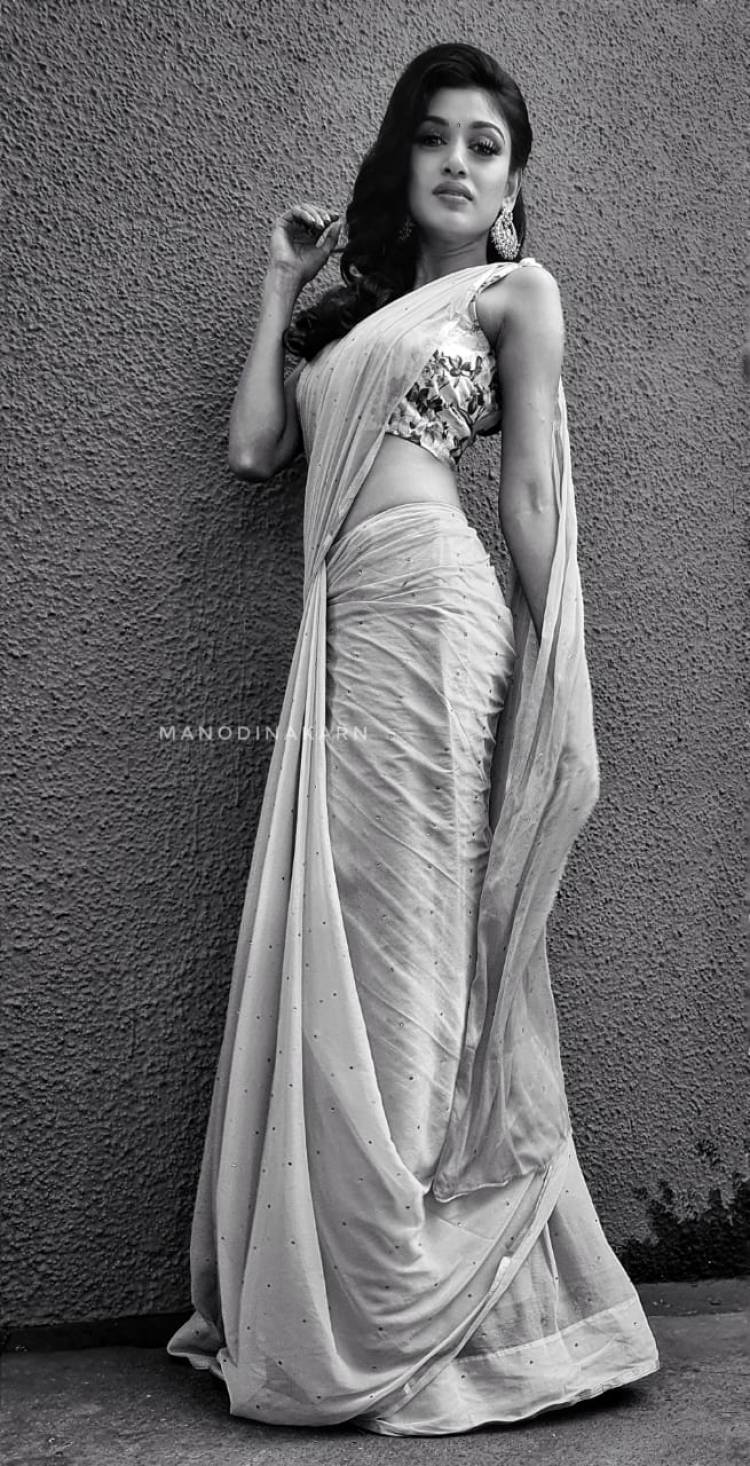 Actress #Oviya looks resplendent in the colourful saree… Here take a look at the stills from her latest photoshoot.