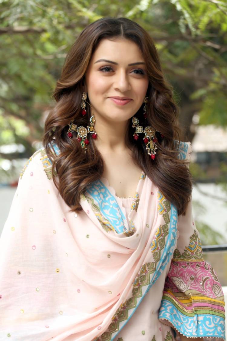 மும்முனை மகிழ்ச்சியில் பிறந்த நாள் தேவதை ஹன்ஷிகா மோத்வானி !