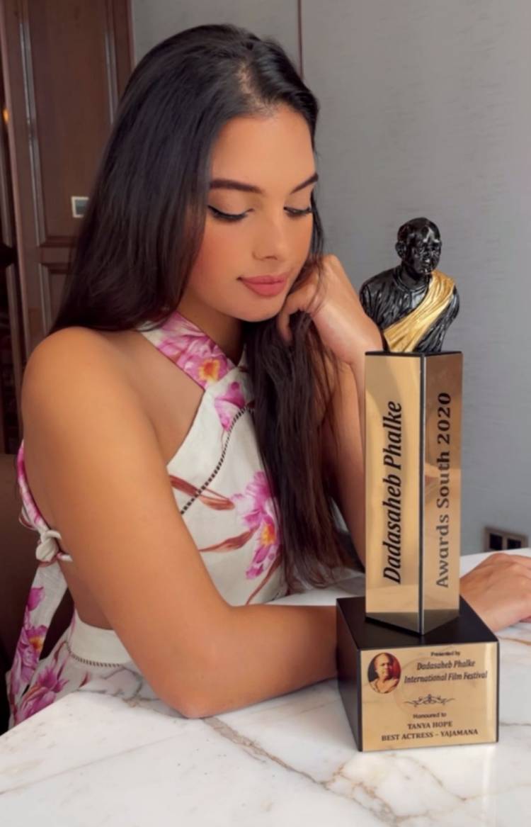 Here are the stills of #tanyahope with her #DadasahebPhalke Award that she received in the Best Actress category!  