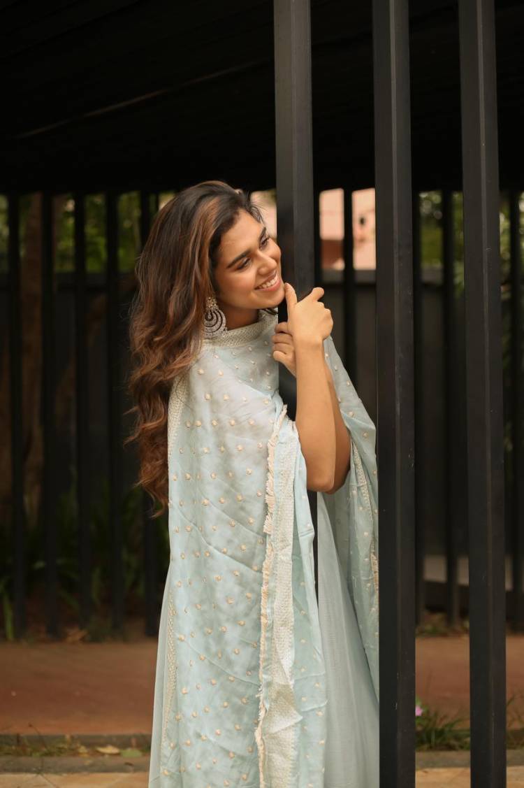 Actress #meenakshigovindarajan  adores a ethnic look in the beautiful white Salwar that definitely has her whole heart