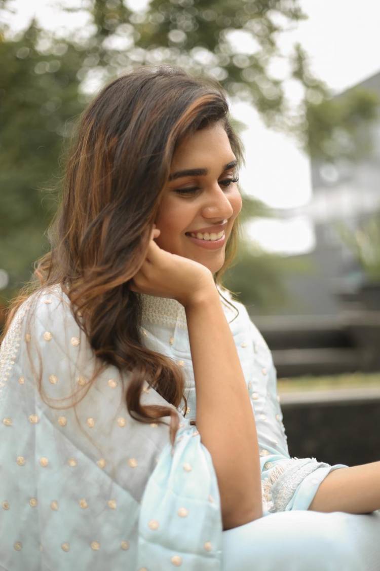 Actress #meenakshigovindarajan  adores a ethnic look in the beautiful white Salwar that definitely has her whole heart