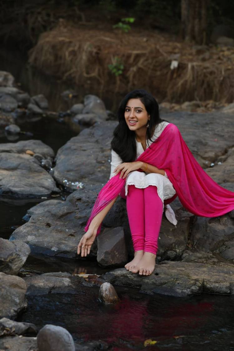 @IRiyaSuman looks classy in the casual clicks 