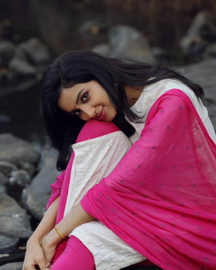 @IRiyaSuman looks classy in the casual clicks 