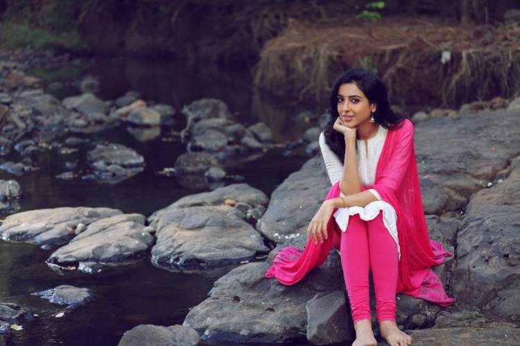 @IRiyaSuman looks classy in the casual clicks 