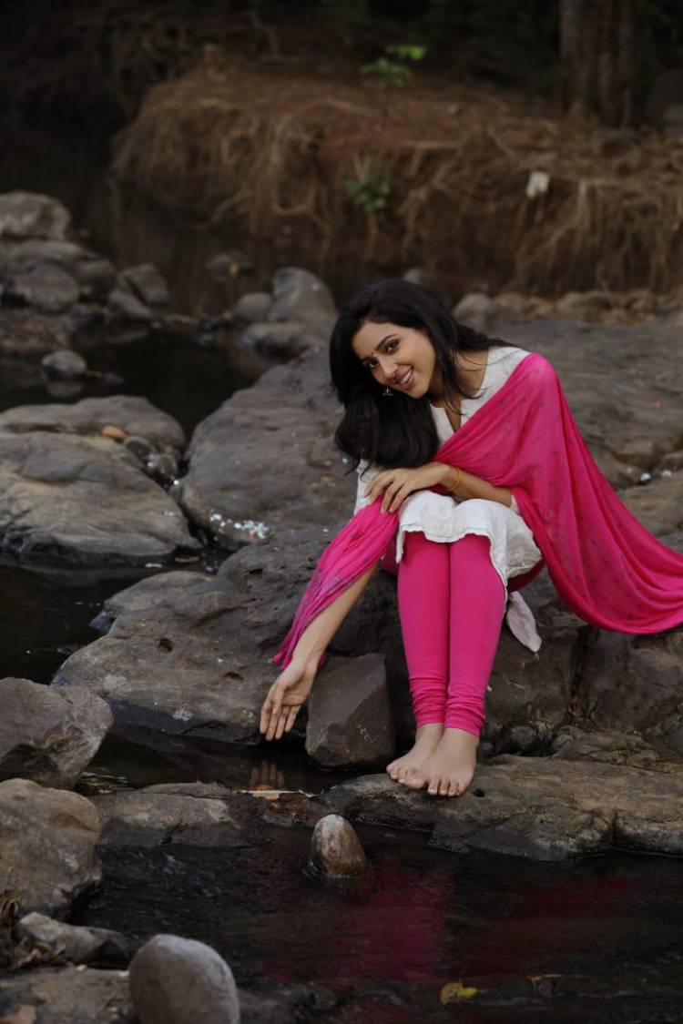 @IRiyaSuman looks classy in the casual clicks 