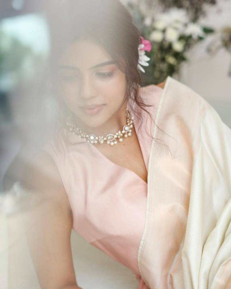 @kalyanipriyan slays it in this peach-colored saree!