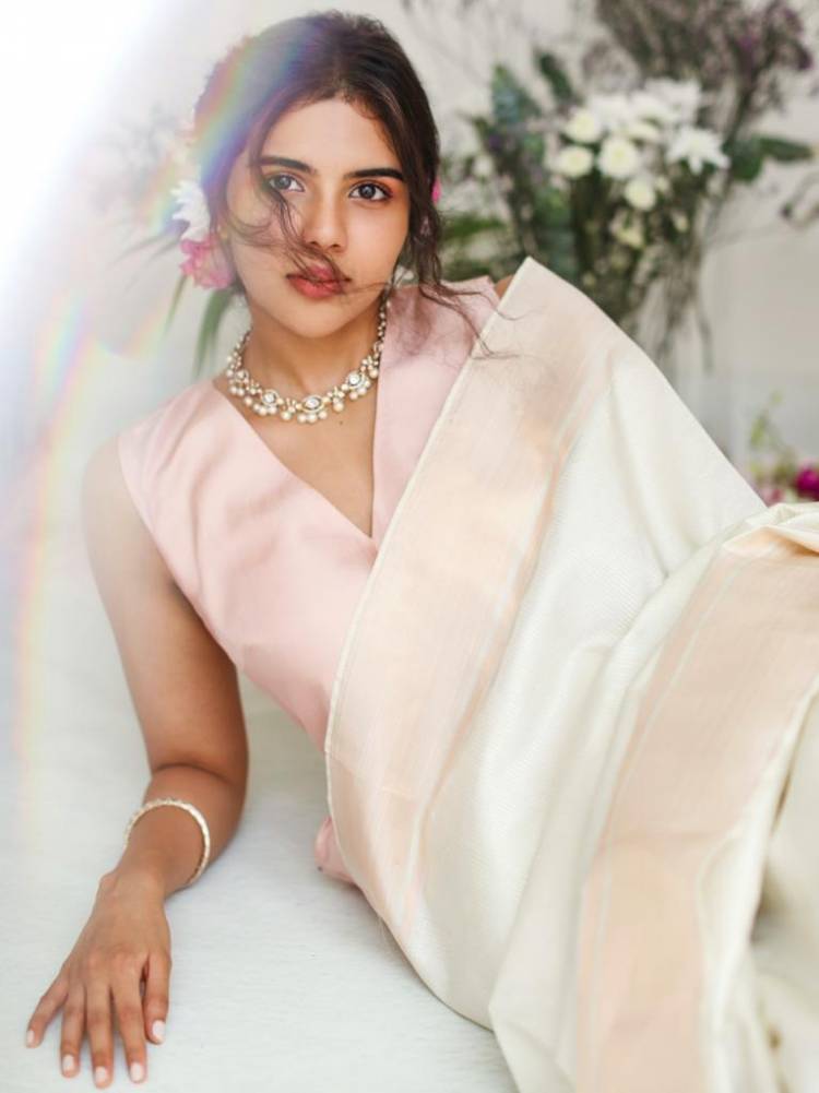 @kalyanipriyan slays it in this peach-colored saree!