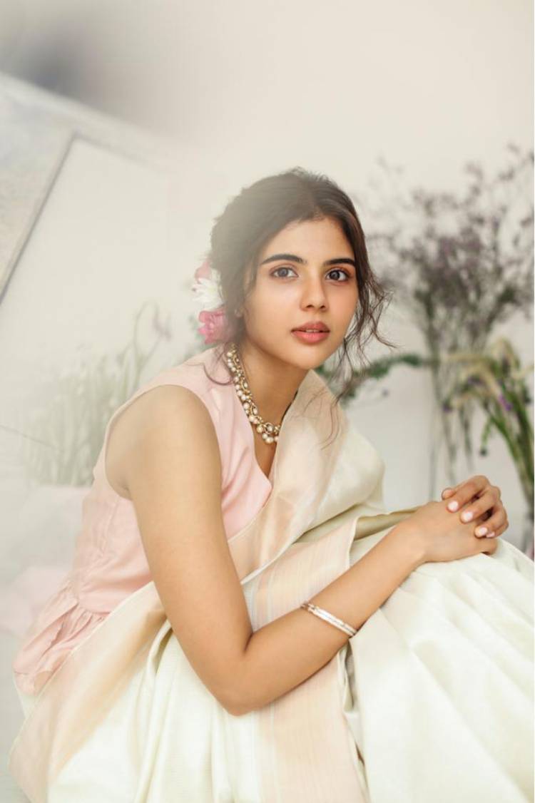 @kalyanipriyan slays it in this peach-colored saree!