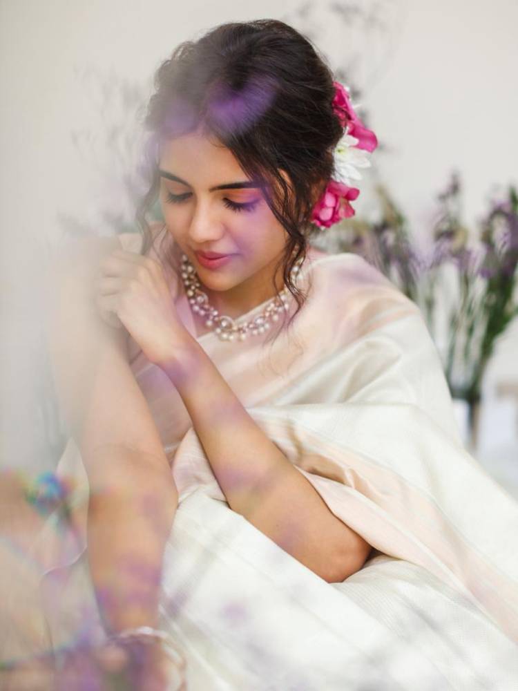 @kalyanipriyan slays it in this peach-colored saree!