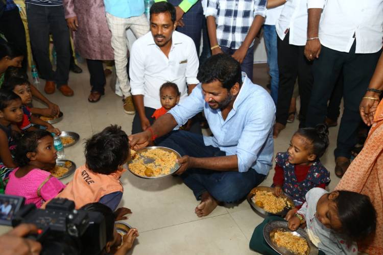 நடிகர் விஷால் அவர்கள் தனது பிறந்த நாளில் மெர்சி ஹோமில் உள்ள ஆதரவுற்ற முதியோர்களுக்கு உணவு வழங்கியும்