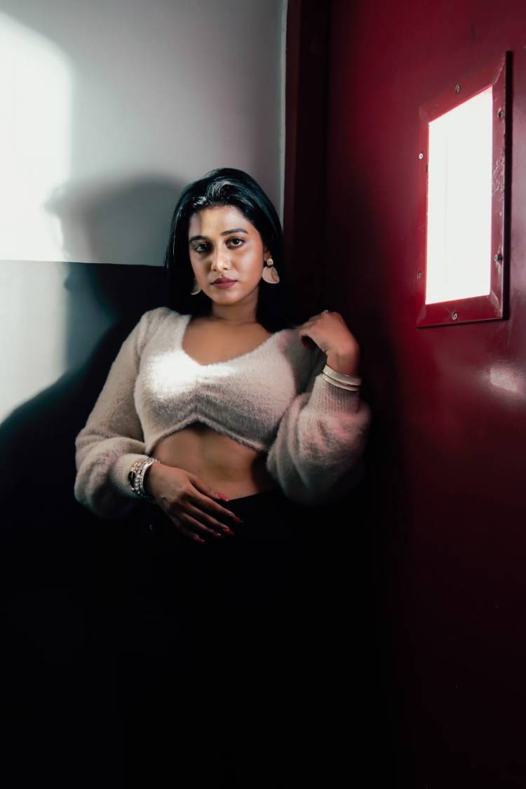 Letting her hair down! Beautiful diva #ShilpaManjunath raises the temperature  with these sizzling pictures.