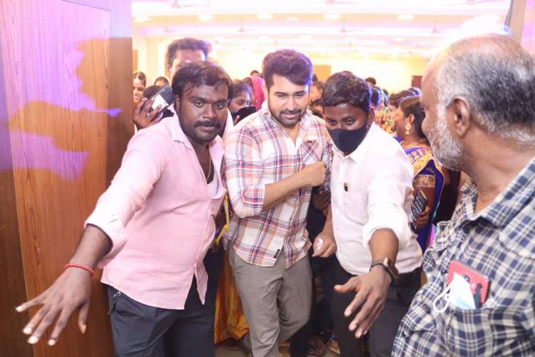 ரசிகர் வீட்டு கல்யாணத்தை முன்னின்று நடத்திய பிரபல ஹீரோ! 