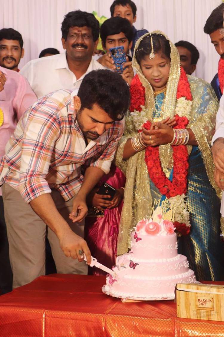 ரசிகர் வீட்டு கல்யாணத்தை முன்னின்று நடத்திய பிரபல ஹீரோ! 