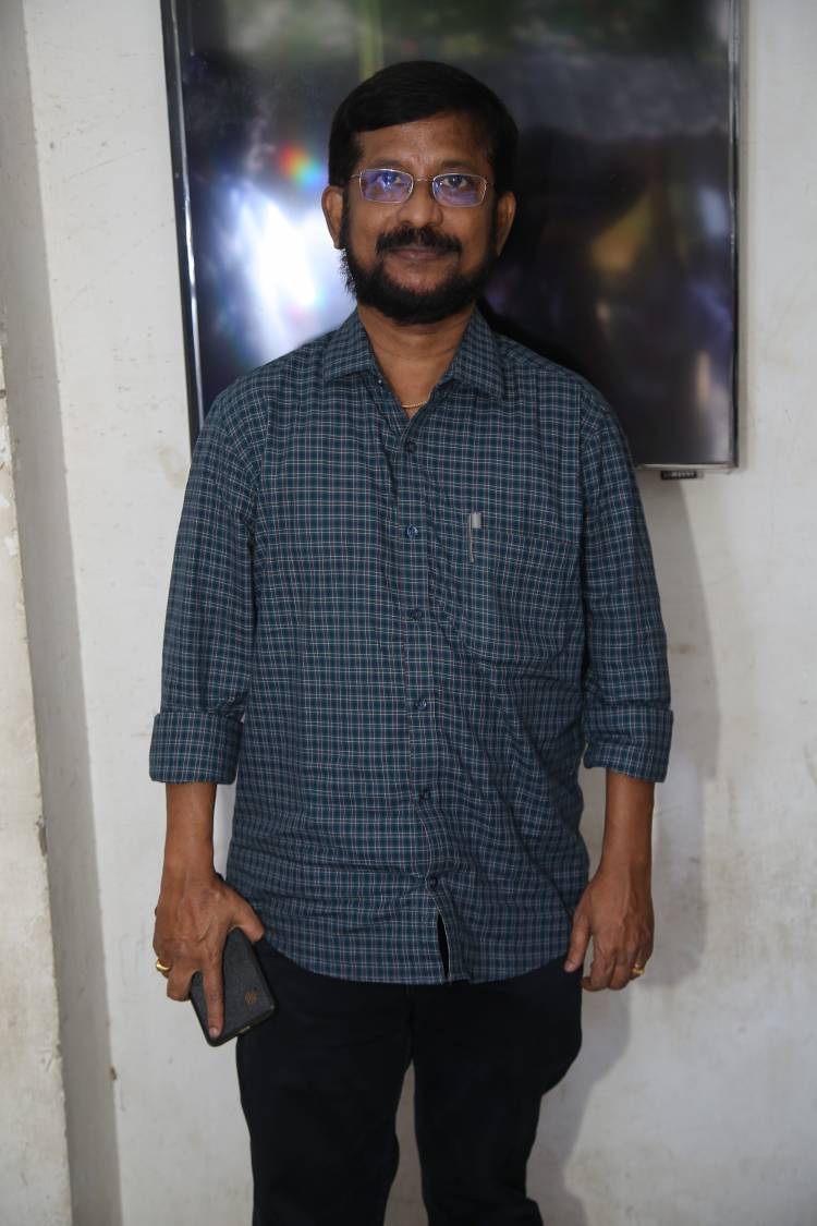 நீண்ட இடைவெளிக்கு பிறகு இசையமைப்பாளர் சிற்பி & பழனி பாரதி இணையும் புதிய படம் முடக்கறுத்தான் . தற்போது  K .வீரபாபு 'முடக்கறுத்தான் ' எனும் புதிய படத்தை இயக்கி நடிக்கிறார் .