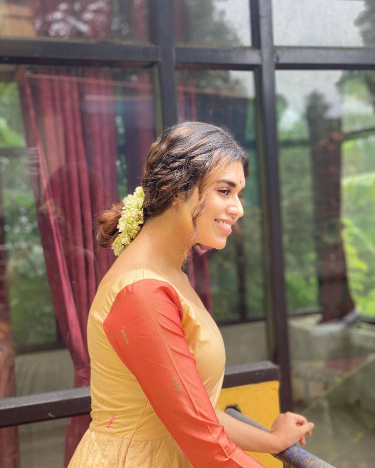 Actress #MeenakshiGovindarajan dazzles in the beautiful attires. Here check out her latest photoshoot stills