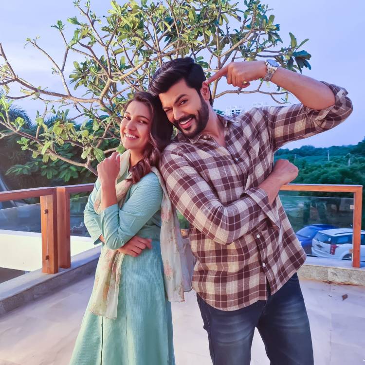 Vani Bhojan and Ganesh Venkatram cute pictures clicked at Shooting spot!