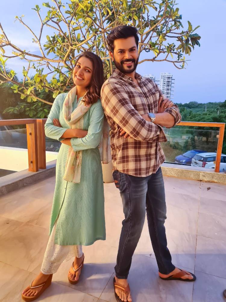 Vani Bhojan and Ganesh Venkatram cute pictures clicked at Shooting spot!