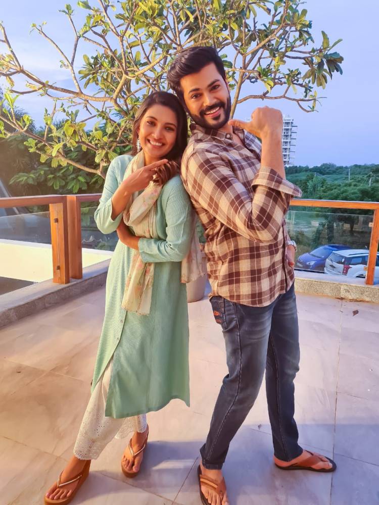 Vani Bhojan and Ganesh Venkatram cute pictures clicked at Shooting spot!