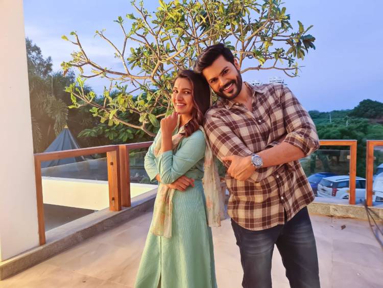 Vani Bhojan and Ganesh Venkatram cute pictures clicked at Shooting spot!